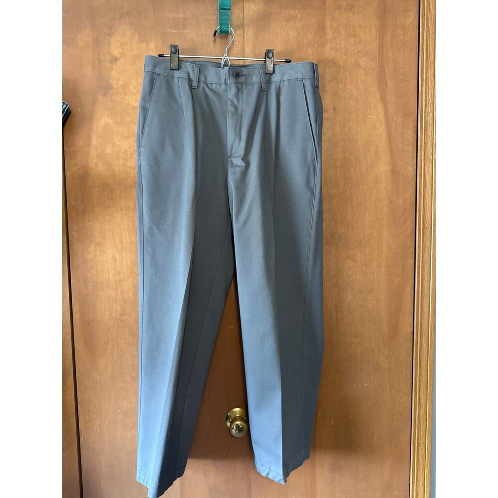 NWOT Lees Men’s pleated dress slacks size 34 x 29